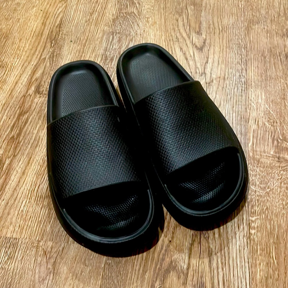 Black pillow slides